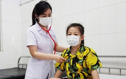 2 ngày ho, sốt, bé 7 tuổi nhập viện trong tình trạng phổi đông đặc