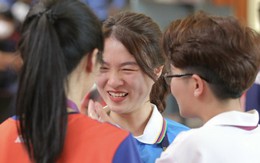 Nữ trọng tài xinh đẹp bật khóc, ôm VĐV Việt Nam ăn mừng HCV SEA Games