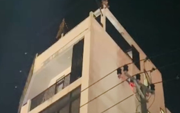 Khống chế 1 người có biểu hiện mất kiểm soát ngồi trên nóc tòa nhà 4 tầng
