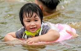 Trẻ em Hà Nội thích thú tắm "giải nhiệt" dưới hồ nghìn năm tuổi