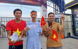 Ấm lòng tình yêu đội tuyển của người Việt ở Campuchia