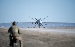 Không quân Mỹ luyện tập hạ cánh máy bay quân sự trên đường cao tốc
