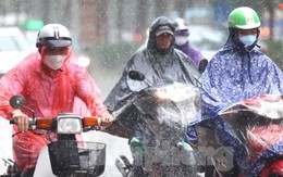 Cơn mưa vàng giải nhiệt sau mấy ngày nắng nóng kỷ lục ở Thủ đô