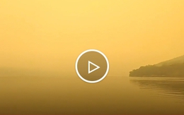 Hồ Keuka ở New York bị bao phủ trong sương khói màu cam