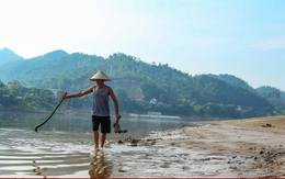 'Từ thời cha sinh mẹ đẻ, đây là lần thứ 2 tôi đi bộ được dưới đáy sông Đà'