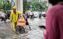 Chùm ảnh: Mưa lớn khiến nhiều tuyến phố của Hà Nội ngập sâu trong nước