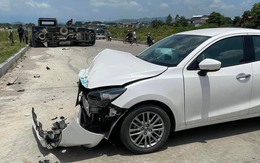 Đằng sau những bức ảnh TNGT: Mazda2 đâm lật nghiêng xe tải