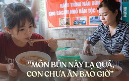 Thương lắm khoảnh khắc những em bé vùng cao được ăn tô bún ngon lành của nhóm từ thiện