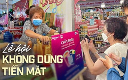 Các ông bà, cha mẹ lớn tuổi và những người không thạo công nghệ làm sao với xu hướng không dùng tiền mặt?