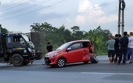 Đằng sau những bức ảnh TNGT: Va chạm với xe tải, Toyota Wigo biến dạng thành xe ba bánh