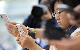Trẻ có thể cận thị nếu nhìn màn hình smartphone quá gần và quá lâu, iOS 17 đã có cách khắc phục?