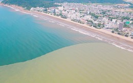 CLIP: Biển Sầm Sơn chia thành hai màu khiến người dân thích thú