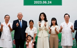 Đệ nhất phu nhân Hàn Quốc 'bắn tim' trong chuyến thăm cơ sở 'Vì nụ cười trẻ thơ'