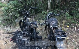 Tuần tra trở về, nhân viên bảo vệ rừng phát hiện 2 xe máy bị đốt trơ khung