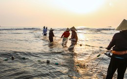Xem ngư dân kéo cả nghìn mét lưới bắt hải sản trên biển