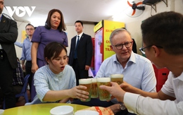 Thủ tướng Australia Anthony Albanese thưởng thức bia hơi giữa ngày hè Hà Nội