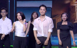 [Clip] Chủ tịch ngân hàng ACB Trần Hùng Huy gây sốt với màn trình diễn đàn, hát, nhảy "dưới mưa"