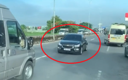 Đoạn clip "bóc" nữ tài xế điều khiển ô tô chạy ngược chiều, đi lùi trên cao tốc