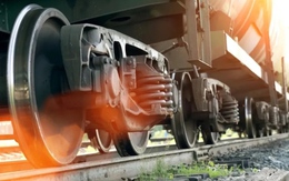 Tại sao bánh xe lửa bằng kim loại còn bánh xe khác bằng cao su?