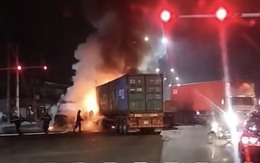 CLIP: 2 xe container cháy dữ dội giữa ngã tư ở Bình Dương