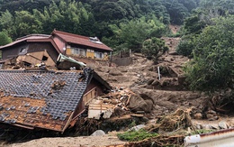 Chùm ảnh: Mưa lũ kinh hoàng càn quét Nhật Bản, nhấn chìm đường xá và nhiều nhà cửa