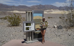 Nóng trên 53 độ C, du khách vẫn đổ về Thung lũng Chết ở Mỹ