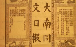 Vua triều Nguyễn đọc báo
