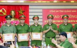 Thiếu tướng Đinh Văn Nơi trao thưởng lực lượng phá vụ trọng án ở Đông Triều