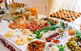 Người dân thành phố sầm uất bậc nhất nước Mỹ xếp hàng dài đi ăn buffet: Gần 2 triệu đồng/ suất, đợi 2 tiếng vẫn đắt khách vì thỏa mãn 1 nhu cầu giữa thời lạm phát