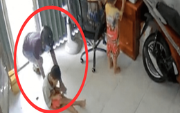 Kẻ lạ mặt tiếp cận 3 đứa trẻ đang chơi trong nhà, bố mẹ bàng hoàng khi xem lại camera