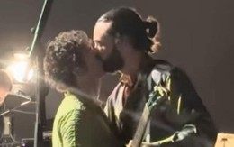 Ban nhạc bị cấm biểu diễn ở Malaysia vì một nụ hôn gây tranh cãi