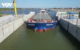 Tàu thuyền tấp nập qua kênh đào 'Panama' của Việt Nam mới khánh thành