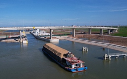 Cận cảnh những chuyến tàu đi qua kênh nối Đáy-Ninh Cơ vừa mở luồng