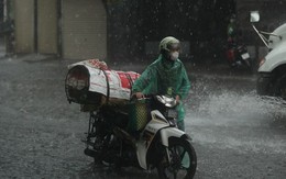 [ẢNH] Hà Nội mưa 'trắng trời', nhiều người phải dắt xe vì ngập nặng