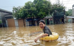 Mưa lớn, ngập sâu, người dân bơi phao trên phố Lào Cai