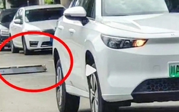 Ô tô điện Trung Quốc rơi pin khi đang di chuyển, tài xế ‘đứng hình’