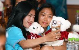 Thanh Nhã tạo dáng cùng Huỳnh Như, tuyển nữ Việt Nam thích thú khi được tặng gấu bông