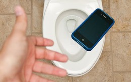 Điều gì xảy ra khi mang điện thoại di động vào toilet?