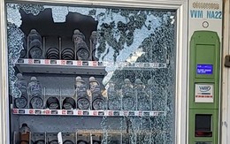 CLIP: Nhóm thanh niên đập phá máy bán hàng tự động để lấy đồ uống