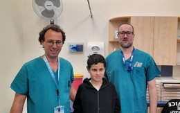 Hy hữu: Cứu sống cậu bé Israel gặp nạn đầu trật khỏi cổ