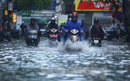Bị mưa lớn 'đánh úp' giữa trưa, nhiều tuyến phố Hà Nội ngập sâu nửa mét