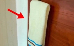 Tại sao nên treo khăn ướt trên tay nắm cửa ở khách sạn?