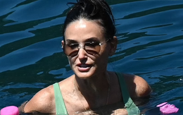 Minh tinh Demi Moore “nhí nhảnh” với bikini ở tuổi 60