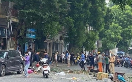 Hà Nội: Nghi nổ bình gas trên phố Yên Phụ, nhiều người bị hất văng