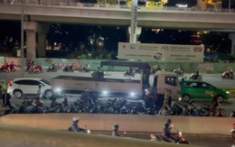 CLIP: Công an chặn nhóm gần trăm người đi xe máy tụ tập ở cầu Sài Gòn