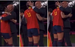 Chủ tịch LĐBĐ Tây Ban Nha bị chỉ trích vì ôm hôn nữ cầu thủ vô địch World Cup