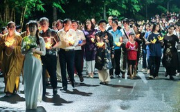 Hàng nghìn người đội mưa thả hoa đăng báo hiếu cha mẹ, tưởng nhớ người thân dịp lễ Vu Lan