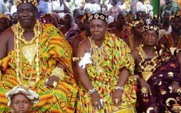 Bộ tộc giàu có nhất châu Phi: Tù trưởng có thể lấy 80 vợ, móng tay người dân dát đầy vàng