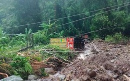 Sạt lở nghiêm trọng trên tuyến đường độc đạo từ Lào về Việt Nam, nhiều người mắc kẹt