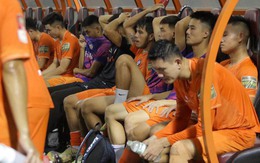 Cầu thủ SHB Đà Nẵng đổ gục sau trận thua SLNA, bước 'một chân' xuống hạng ở V.League 2023